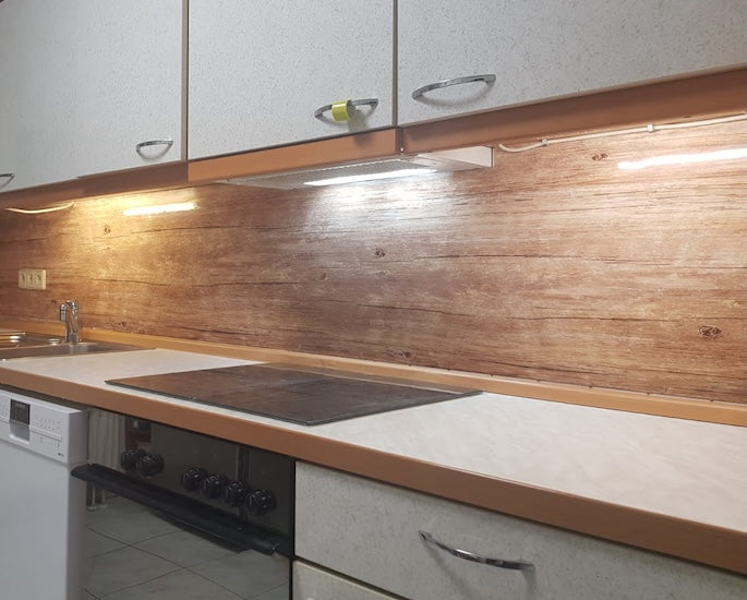 La stessa cucina dopo, con il rivestimento Rovere