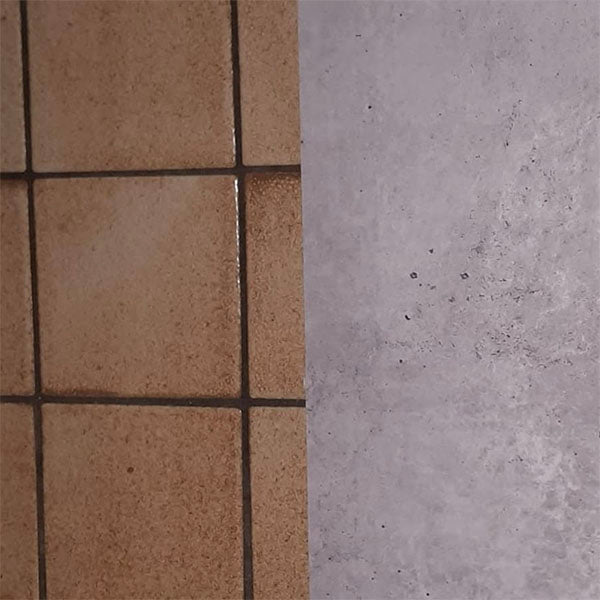 Vecchie piastrelle, per metà coperte dal rivestimento
