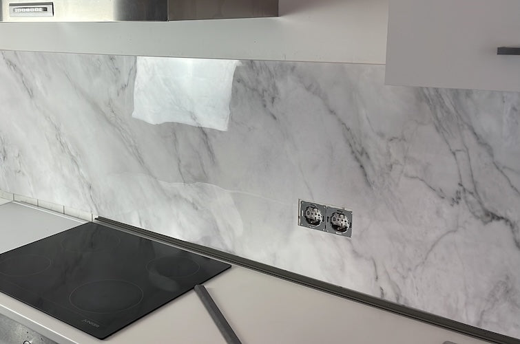 La stessa cucina dopo, con il rivestimento Marmo Bianco