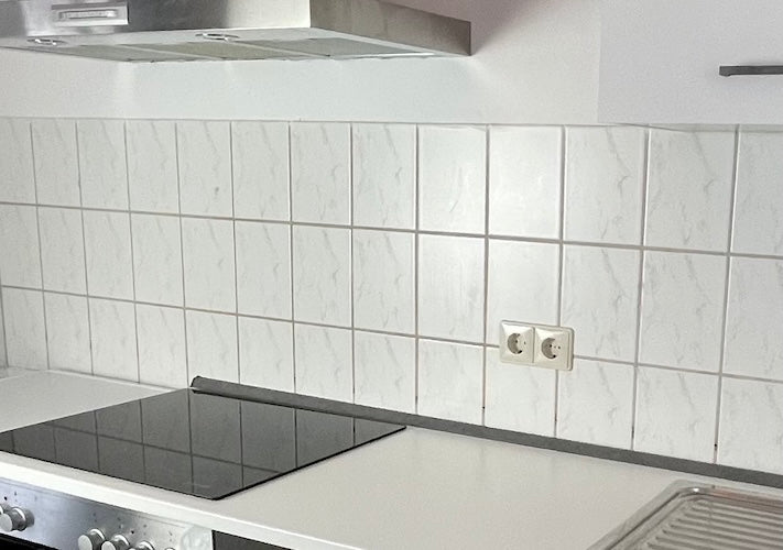 Cucina prima, con piastrelle bianche