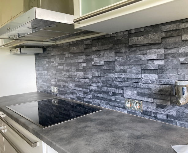 La stessa cucina dopo, con il rivestimento Muro in pietra