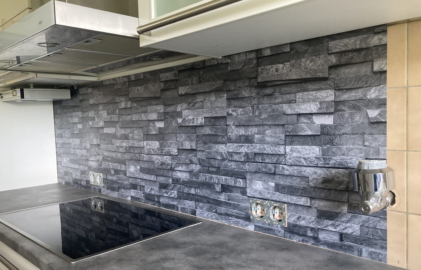 Rivestimento cucina autoadesivo effetto pietra, montato nella cucina di un cliente