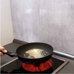 Padella sul fornello davanti al rivestimento