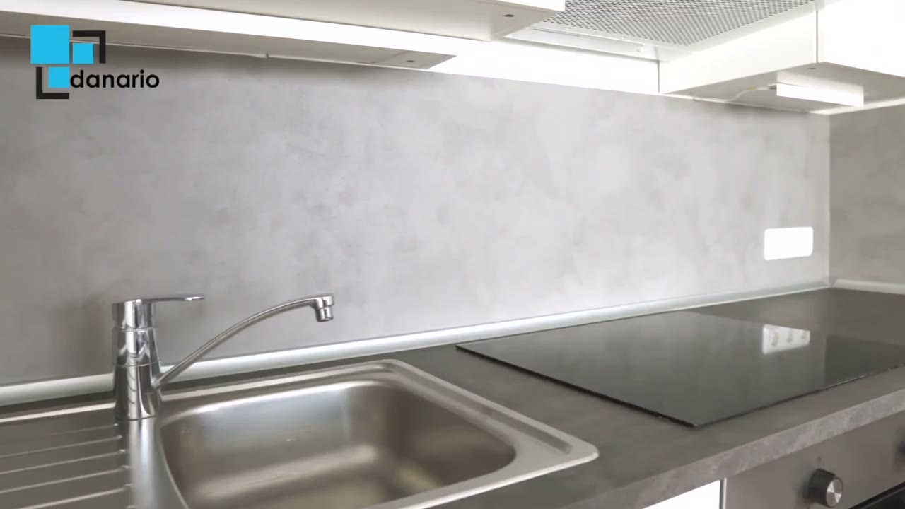 Cucina con il rivestimento montato